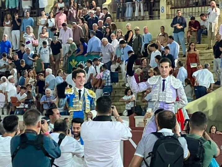 Fernando Adrián y Víctor Hernández, puerta grande en Cuenca