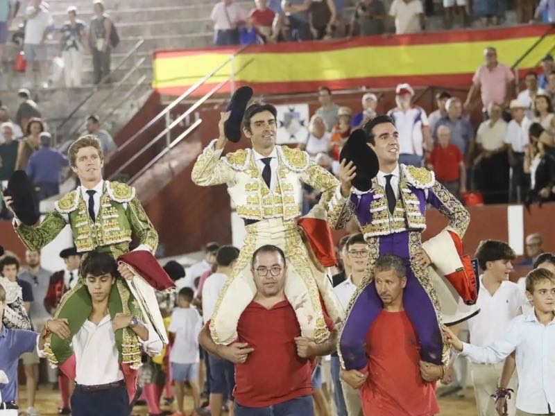 Perera, Borja Jiménez y Tomás Rufo a hombros en Alcázar de San Juan 