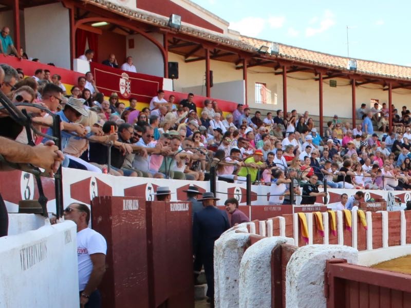 Ferrera, Aníbal Ruiz y El Fandi ponen a Valdepeñas en pie con diez orejas