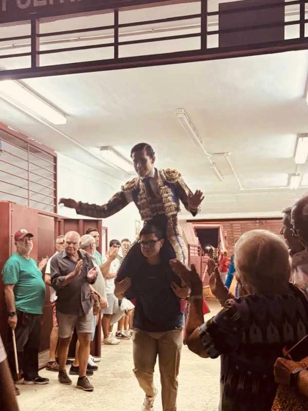 Rafael de la Cueva desata la tarde en El Álamo con dos orejas