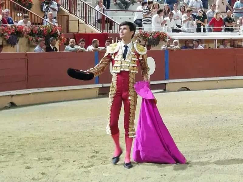 Manuel Diosleguarde aprovecha la oportunidad en la Corrida de las Luces de Bayona