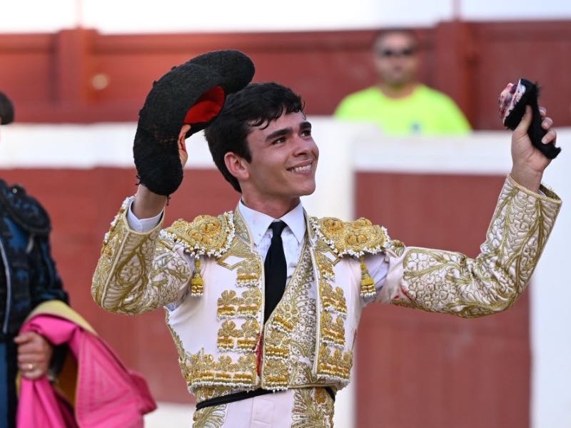 Simón Andreu a hombros en la novillada de Ondara