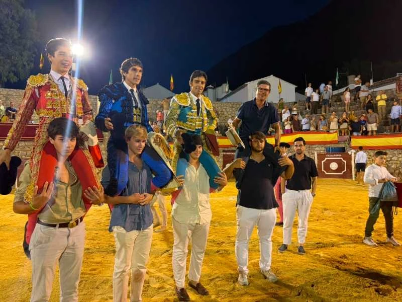 Castella, Perera y Marco Pérez, diez orejas y un rabo en una tarde para el recuerdo en Villaluenga