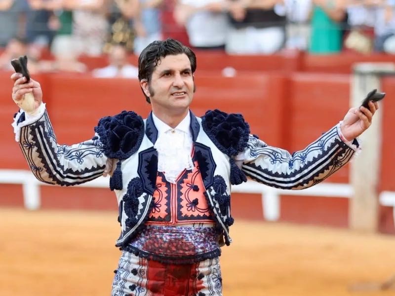 Morante firma una obra de arte en Aranjuez 