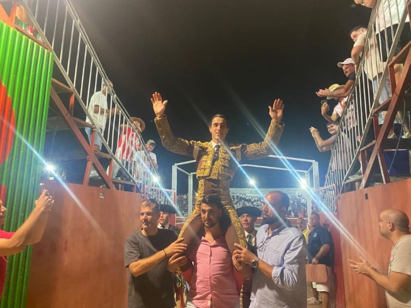 El Mene firma una tarde de dos orejas y dos orejas en Calasparra y sale a hombros