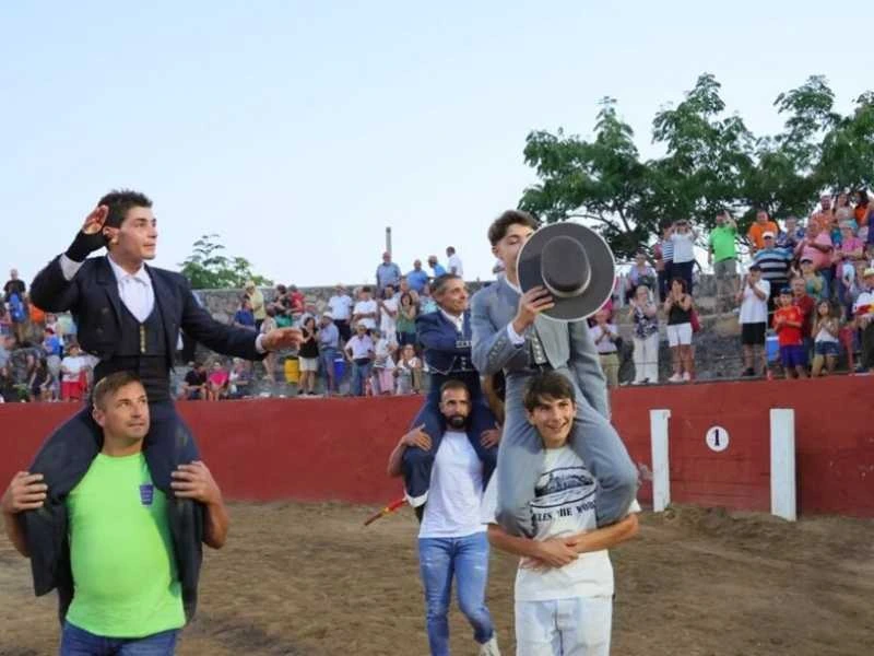 Padre e hijo hacen historia: Sánchez Vara y Rubén Vara salen a hombros en Pareja