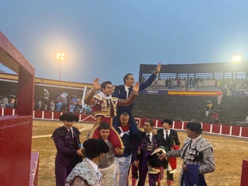 Puerta grande para El Cid y Jesús Enrique Colombo en Santoña con los toros de Antonio Bañuelos