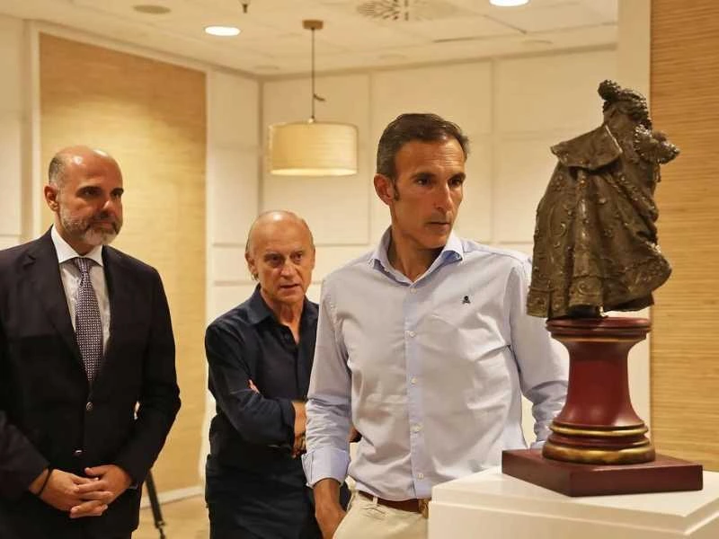 Los Trofeos Taurinos El Cabezo se renuevan con una escultura de Elías Rodríguez inspirada en La Merced