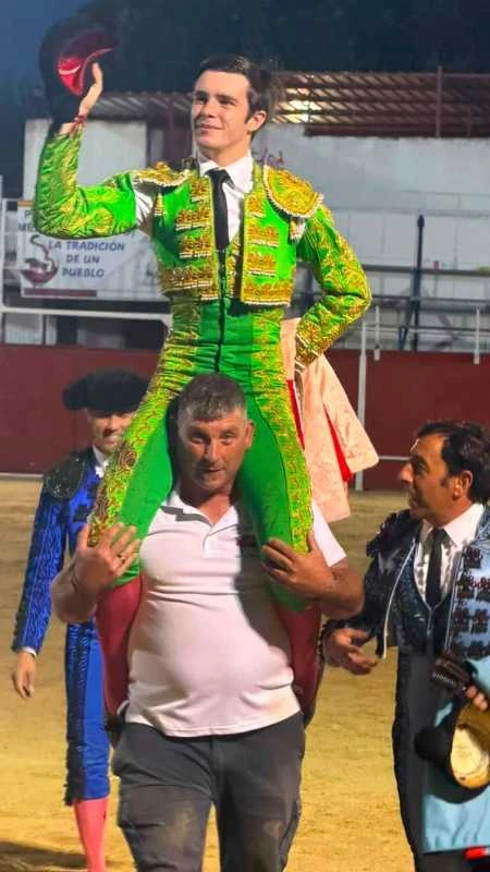 Tres orejas y a hombros: Vilau manda en Méntrida