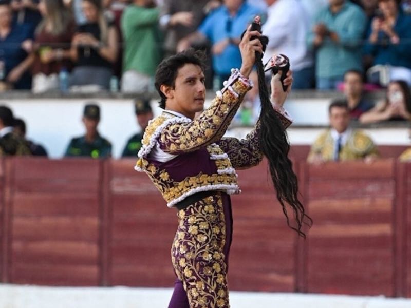 Roca Rey, por la Puerta Grande con tres orejas y un rabo, y Manzanares corta una oreja en San Martín de Valdeiglesias