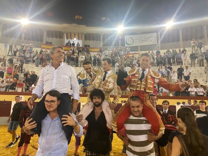 El Cid, Manuel Escribano y Antonio Puerta, a hombros en Cehegín tras una tarde de Victorino Martín