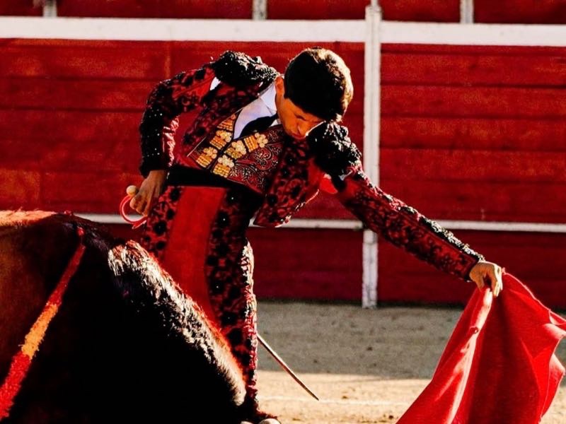 Emiliano Osornio y Jorge Hurtado tocan pelo en Guadalix, triplete de orejas en Villa del Prado y triunfos de rejones en Monesterio