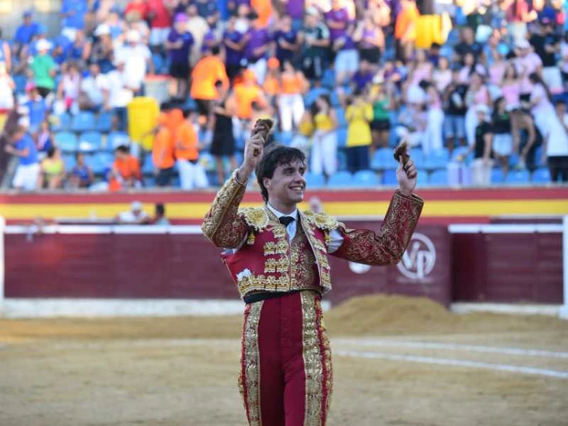 Gonzalo Capdevila, El Mene y Mario Vilau, a hombros en un apoteósico cierre de la feria de Villa del Prado