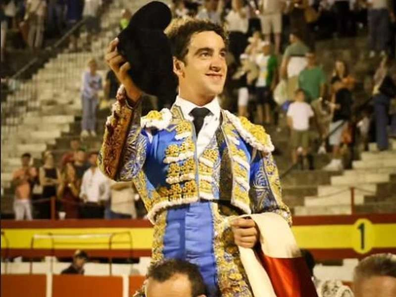 Sebastián Castella y Víctor Hernández, a hombros tras imponerse a la compleja corrida de Salvador Gavira en Baza