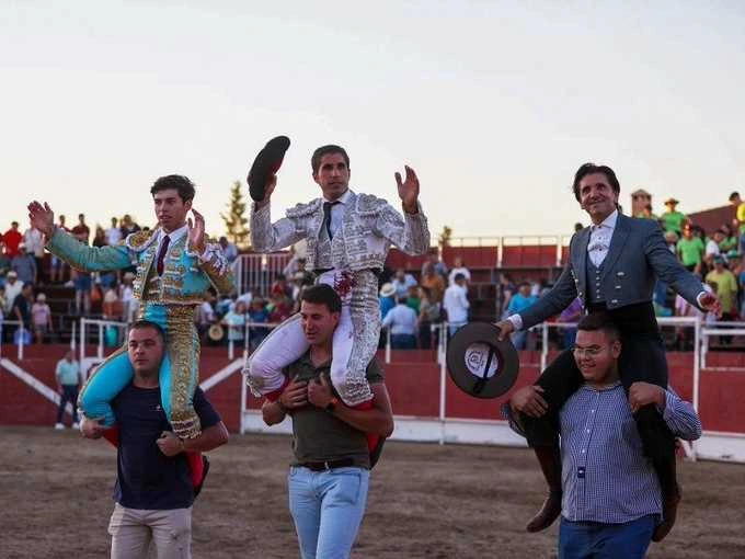 Diego Ventura, Rafael Cerro y Julio Méndez sellan una rotunda tarde de Puerta Grande en el «No hay billetes» de Peraleda de la Mata