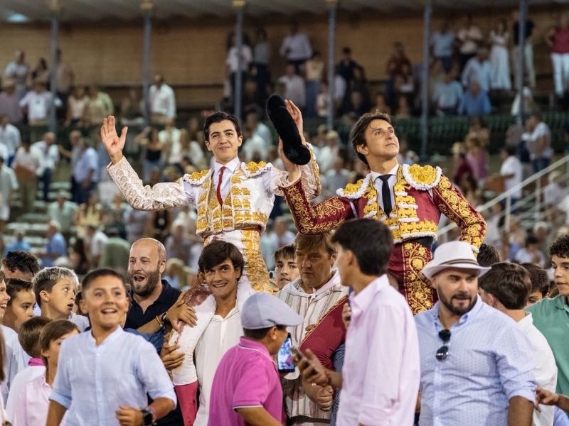 Triunfal tarde en La Glorieta con Roca Rey y Marco Pérez a hombros en un historico “No hay billetes”
