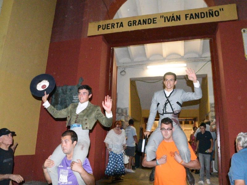 Pablo Torres e Izan Alonso abren la primera Puerta Grande de la Feria de la Antigua 
