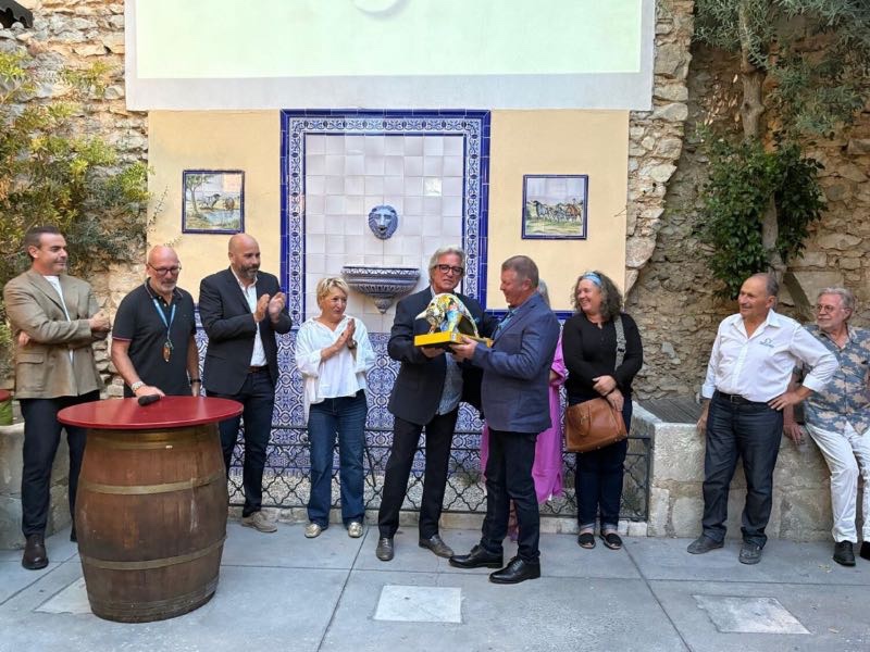 Robert Margé recibe el premio a la mejor corrida de la Feria de Pentecostés de Nimes