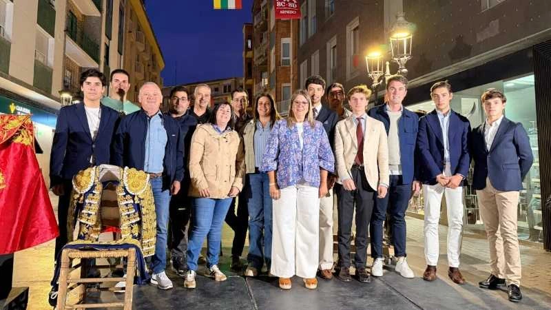 Arnedo viste de gala la calle Juan Carlos I para presentar los carteles del LIX Zapato de Oro