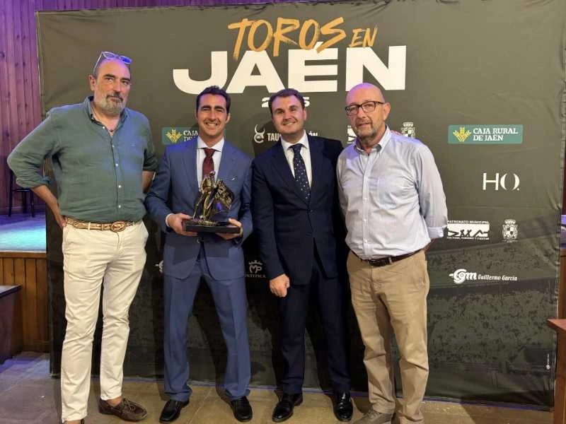 El Fandi recibe en Jaén el premio al triunfador de la Feria de San Lucas 2025