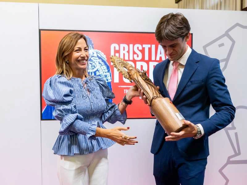 La alcaldesa Natalia Chueca entrega el premio Triunfador al torero zaragozano Cristiano Torres y realiza una defensa del mundo del toro
