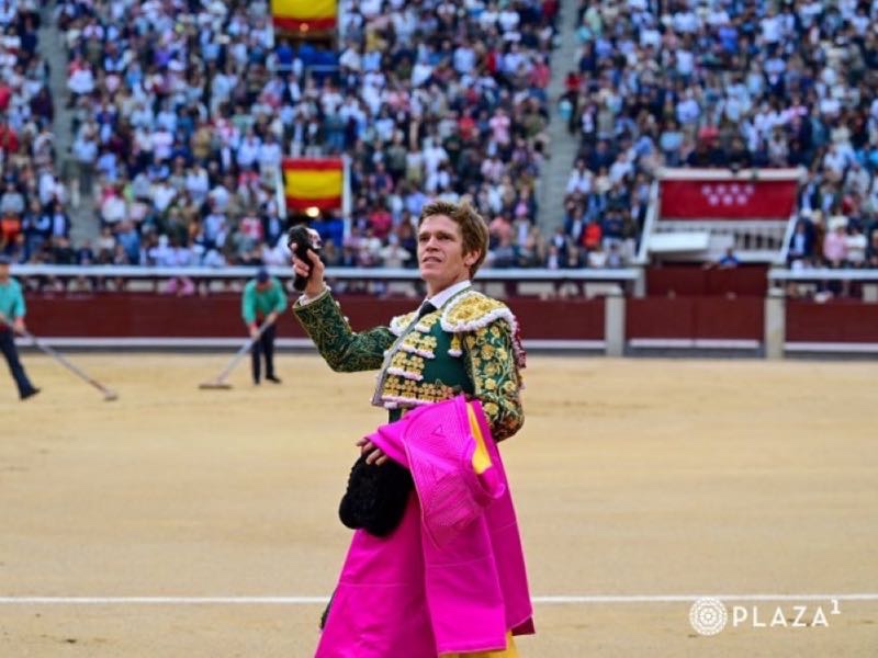 Borja jiménez pasea a la primera oreja de Otoño, en una plaza contaminada por cierto sector del público 