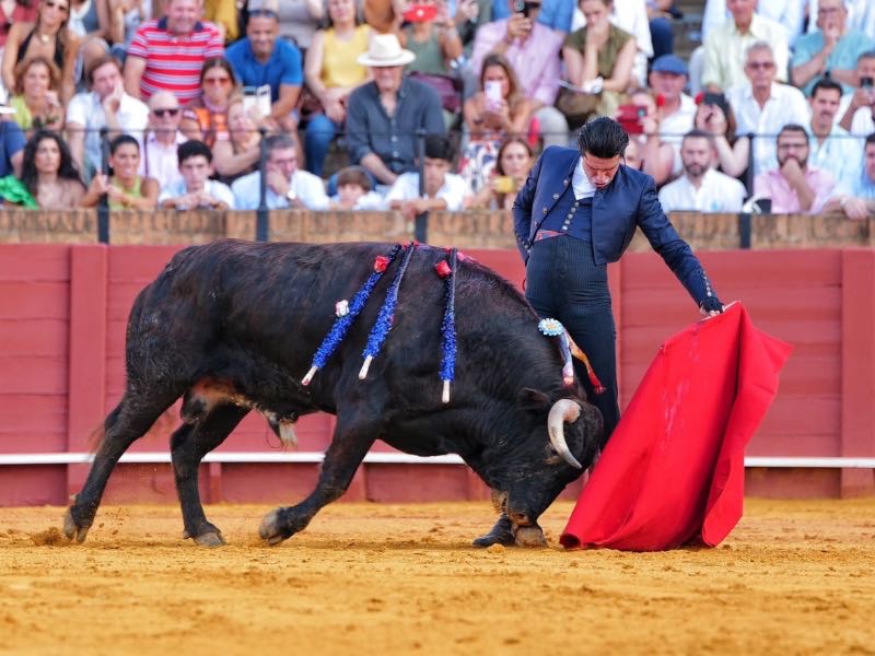 Talavante se entrega y corta dos orejas en el festival benéfico de la Maestranza