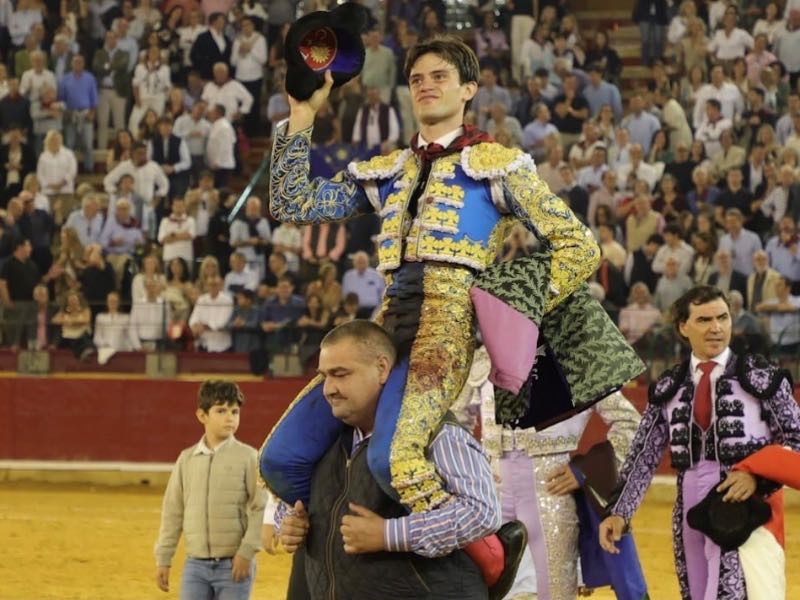 Cristiano Torres conquista Zaragoza y sale a hombros en el inicio de la Feria del Pilar