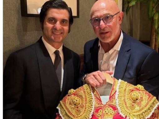 Morante de la Puebla entrega a Luis de la Fuente el traje de luces de una de sus grandes tardes en Madrid