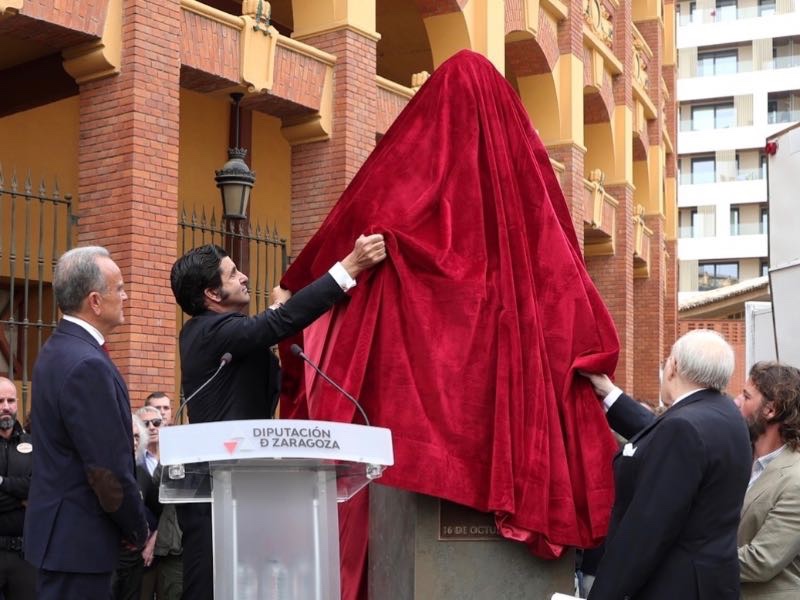 Morante de la Puebla rinde tributo al Dr. Carlos Val-Carreres con un monumento en el Coso de la Misericordia de Zaragoza