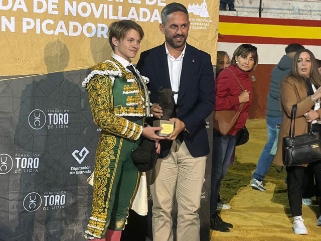 Pablo Sánchez gana el Circuito Provincial de Granada y sale a hombros junto a Emilio Espigares